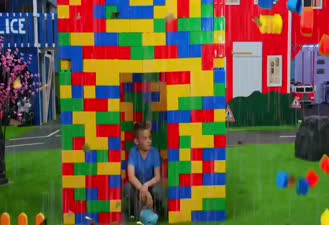 برنامه کودک کیندر / بازی اشتراکی با ماشین های اسباب بازی / Kids Pretend Play and Learn to Share with Toy Vehicles / Kinder