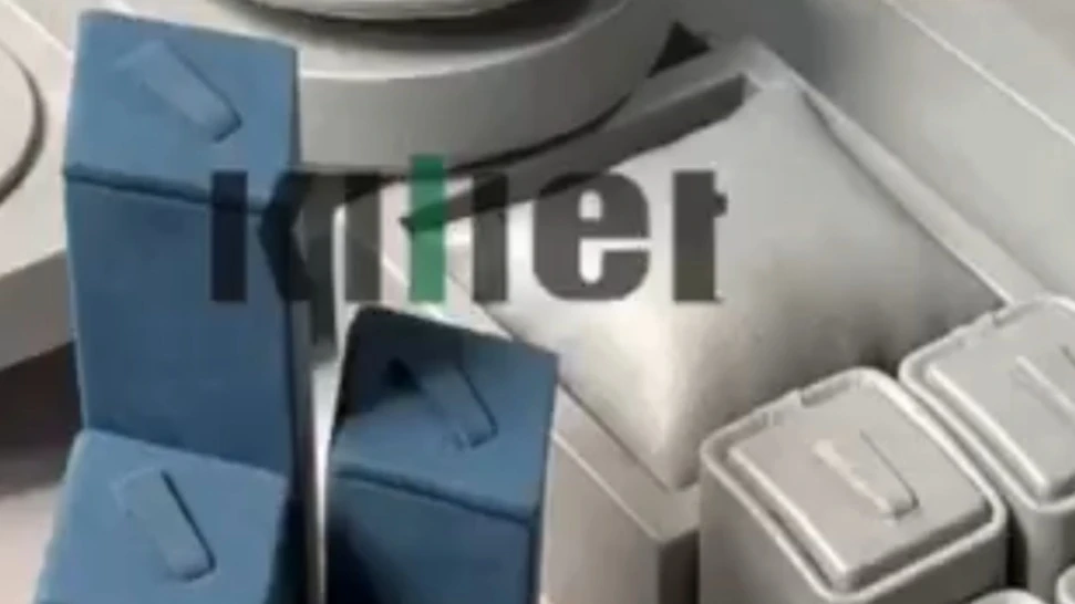 نمایی نزدیک از ظرافت و زیبایی مانکنهای مخصوص طلافروشی